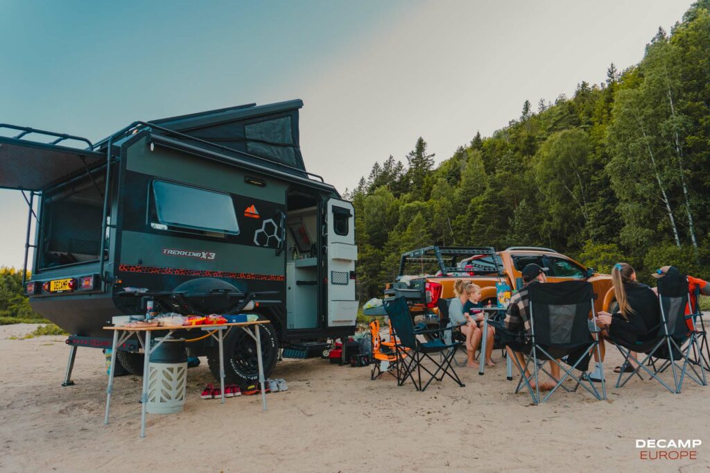 campement avec une caravane off road decamp et un 4x4 orange