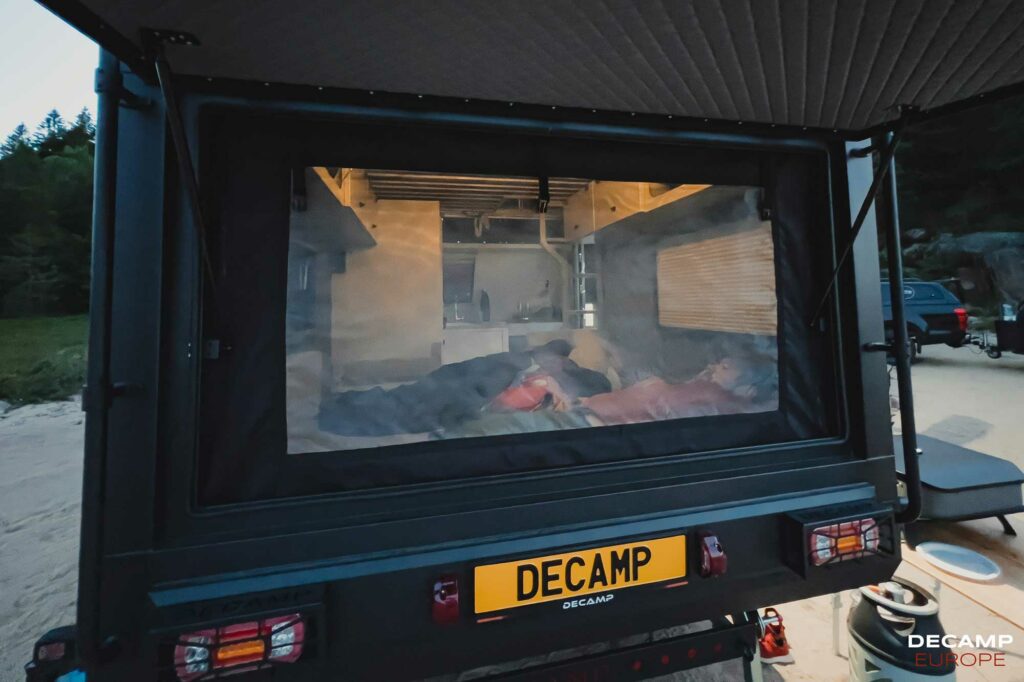 vue arrière avec coffre ouvert d'une caravanes off road decamp