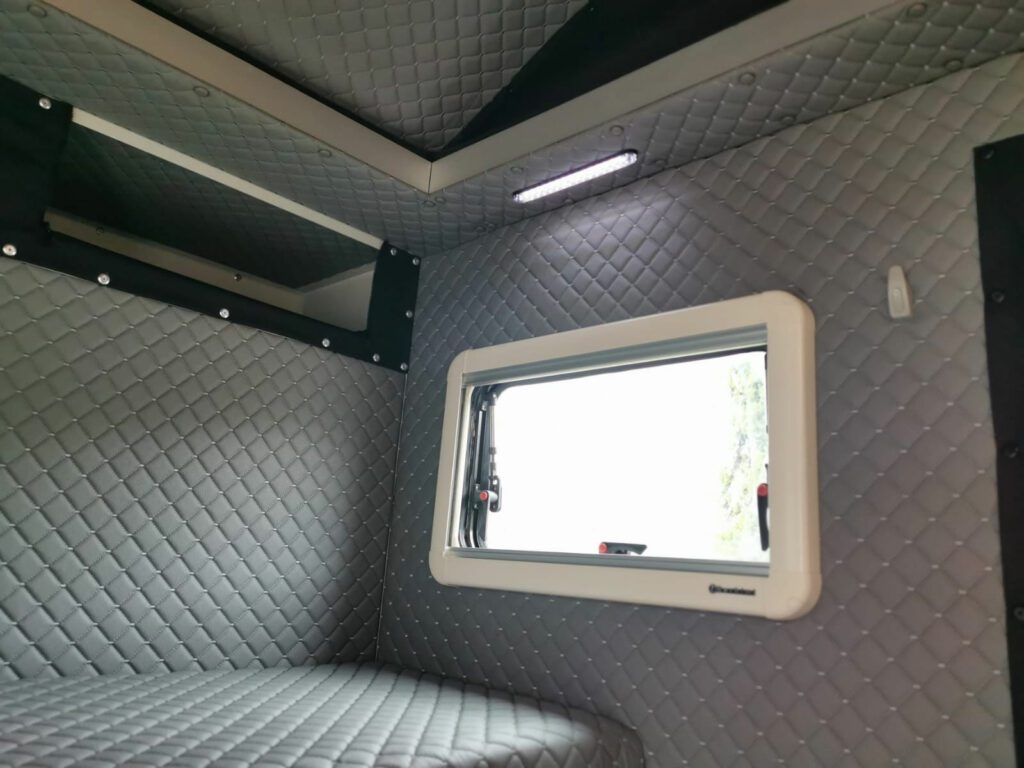 DECAMP TREKKING X1 - Caravane Off road - fenêtre intérieur - DECAMP CARAVAN France Espana UK