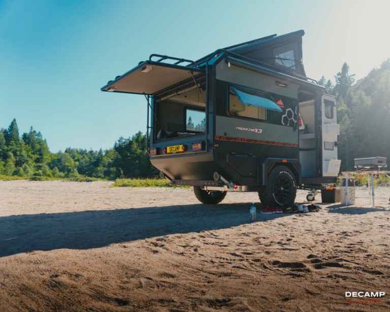 vue arrière gauche d'une caravane decamp x3 complétement ouverte